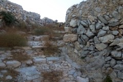 Η-ΣΚΑΛΑ-ΑΝΑΜΕΣΑ-ΔΕΞΑΜΕΝΗ-ΚΑΙ-ΜΕΓΑΛΟ-ΚΑΜΙΝΙ